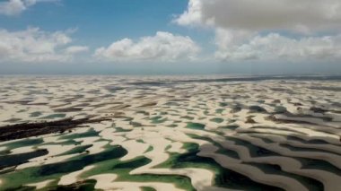 Lencois Maranhenses kumulları, Maranhao, Brezilya 'da tropik yaz manzarası. Lencois Maranhenses kumulları, Maranhao, Brezilya' da tropikal yaz manzarası. Lencois Maranhenses kumulları, Maranhao, Brezilya. 