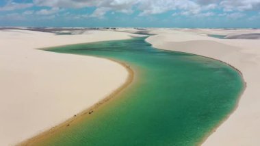 Lencois Maranhens Ulusal Parkı 'ndaki egzotik varış yeri. Kum tepeleri. Lencois Maranhenses Ulusal Parkı' ndaki egzotik varış noktası. Lencois Maranhenses Ulusal Parkı 'ndaki egzotik varış noktası..