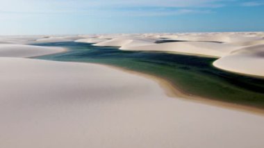 Lencois Maranhenses lagünlerinde paradisiac çöl tepeleri, Brezilya, Maranhao, Brezilya. Lencois Maranhenses lagünlerinde paradisiac çöl tepeleri. Lencois Maranhenses lagünlerinde paradisiac çöl tepeleri, Maranhao, Brezilya..
