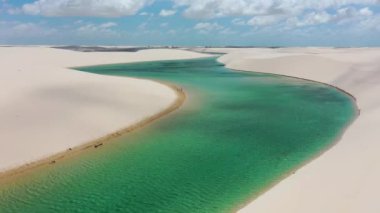 Lencois Maranhenses lagünlerinde paradisiac çöl tepeleri, Brezilya, Maranhao, Brezilya. Lencois Maranhenses lagünlerinde paradisiac çöl tepeleri. Lencois Maranhenses lagünlerinde paradisiac çöl tepeleri, Maranhao, Brezilya..