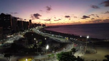 Fortaleza plajındaki gün batımının şehir manzarası, Ceara, Brezilya. Fortaleza plajındaki günbatımının şehir manzarası. Fortaleza plajı, Ceara, Brezilya sahilindeki şehir manzarası..
