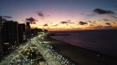 Fortaleza plajındaki gün batımının şehir manzarası, Ceara, Brezilya. Fortaleza plajındaki günbatımının şehir manzarası. Fortaleza plajı, Ceara, Brezilya sahilindeki şehir manzarası..