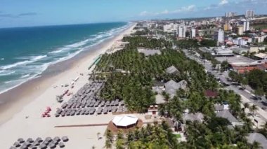 Fortaleza City, Ceara, Brezilya plajındaki deniz manzaralı şemsiyeler. Fortaleza City, Ceara, Brezilya sahilindeki deniz manzaralı şemsiyeler. Fortaleza City, Ceara, Brezilya 'daki plajda deniz manzaralı şemsiyeler..