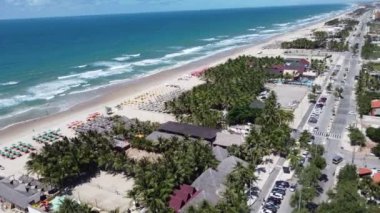 Fortaleza City, Ceara, Brezilya plajındaki deniz manzaralı şemsiyeler. Fortaleza City, Ceara, Brezilya sahilindeki deniz manzaralı şemsiyeler. Fortaleza City, Ceara, Brezilya 'daki plajda deniz manzaralı şemsiyeler..