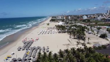 Fortaleza City, Ceara, Brezilya plajındaki deniz manzaralı şemsiyeler. Fortaleza City, Ceara, Brezilya sahilindeki deniz manzaralı şemsiyeler. Fortaleza City, Ceara, Brezilya 'daki plajda deniz manzaralı şemsiyeler..