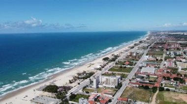 Fortaleza City, Ceara, Brezilya plajındaki deniz manzaralı şemsiyeler. Fortaleza City, Ceara, Brezilya sahilindeki deniz manzaralı şemsiyeler. Fortaleza City, Ceara, Brezilya 'daki plajda deniz manzaralı şemsiyeler..