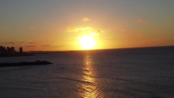 ブラジル シーラ州フォルタレザ市のビーチで日没のベイシーンブラジル シーラ州フォルタレザ市のビーチで日没のベイシーンブラジル シーラ州フォルタレザ市のビーチで日没のベイシーン — ストック動画