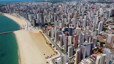 Fortaleza şehrinin sahil manzarası, Ceara, Brezilya. Gökdelenlerin şehir manzarası. Fortaleza şehrinin plaj manzarası, Ceara, Brezilya. Gökdelenlerin şehir manzarası. Fortaleza şehrinin sahnesi, Ceara, Brezilya. Gökdelenlerin manzarası..