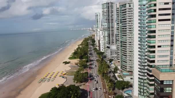 巴西伯南布哥累西腓沿海城市 位于巴西伯南布哥的累西腓海滨城市 位于巴西伯南布哥的累西腓海滨城市 海滩上的市区景观 — 图库视频影像