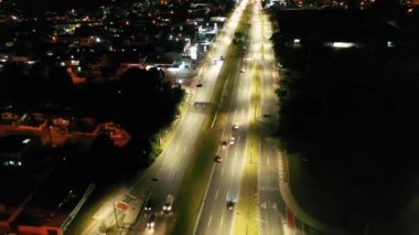 Curitiba şehrinin gece ufuk çizgisi manzarası, Parana, Brezilya. Şehir merkezinde gece hayatı. Curitiba şehri, Parana, Brezilya 'nın gökyüzü manzarası. Şehir merkezinde gece hayatı. Curitiba şehri, Parana, Brezilya 'nın gökyüzü manzarası. Şehir manzarasında gece hayatı.