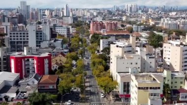 Curitiba, Parana, Brezilya şehir merkezindeki gökdelenlerin ve sokakların manzarası. Curitiba, Parana, Brezilya şehir merkezindeki gökdelenlerin ve sokakların manzarası. Curitiba, Parana, Brezilya şehir merkezindeki gökdelenlerin ve sokakların manzarası. 