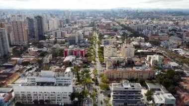 Curitiba, Parana, Brezilya şehir merkezindeki gökdelenlerin ve sokakların manzarası. Curitiba, Parana, Brezilya şehir merkezindeki gökdelenlerin ve sokakların manzarası. Curitiba, Parana, Brezilya şehir merkezindeki gökdelenlerin ve sokakların manzarası. 