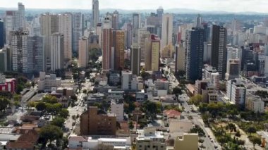 Curitiba, Parana, Brezilya şehir merkezindeki gökdelenlerin ve sokakların manzarası. Curitiba, Parana, Brezilya şehir merkezindeki gökdelenlerin ve sokakların manzarası. Curitiba, Parana, Brezilya şehir merkezindeki gökdelenlerin ve sokakların manzarası. 