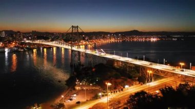 Florianopolis City, Santa Catarina, Brezilya 'daki aydınlık köprü gece hayatı manzarası. Florianopolis City, Santa Catarina, Brezilya' daki aydınlık köprü gece hayatı manzarası. Florianopolis, Santa Catarina, Brezilya 'daki aydınlık köprü gece hayatı manzarası..