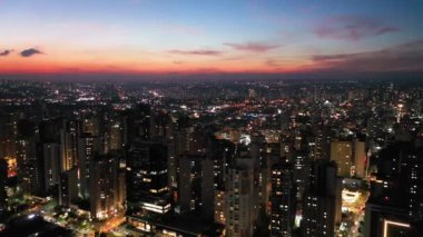 Curitiba, Parana, Brezilya 'nın aydınlık caddesinde gün batımı manzarası. Curitiba, Parana, Brezilya 'nın aydınlık caddesinde gün batımı manzarası. Curitiba, Parana, Brezilya 'nın aydınlık caddesinde gün batımı manzarası. 