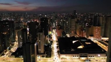 Curitiba şehrinin gece ufuk çizgisi manzarası, Parana, Brezilya. Şehir merkezinde gece hayatı. Curitiba şehri, Parana, Brezilya 'nın gökyüzü manzarası. Şehir merkezinde gece hayatı. Curitiba şehri, Parana, Brezilya 'nın gökyüzü manzarası. Şehir manzarasında gece hayatı.