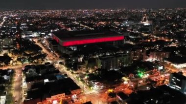 Curitiba şehrinin gece ufuk çizgisi manzarası, Parana, Brezilya. Şehir merkezinde gece hayatı. Curitiba şehri, Parana, Brezilya 'nın gökyüzü manzarası. Şehir merkezinde gece hayatı. Curitiba şehri, Parana, Brezilya 'nın gökyüzü manzarası. Şehir manzarasında gece hayatı.