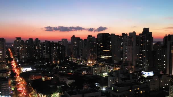 ブラジルのパラナ州クリチバ市のライトアップされた通りの夕日の景色 ブラジルのパラナ州クリチバ市のライトアップされた通りの夕日の景色 ブラジル パラナ州クリチバ市のライトアップされた通りの夕日 — ストック動画