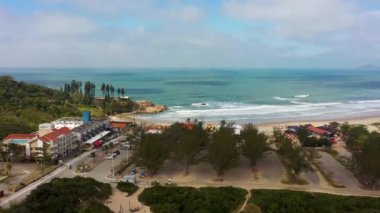 Florianopolis tropik plajı deniz manzaralı, Santa Catarina, Brezilya. Florianopolis tropik plajı deniz manzaralı, Santa Catarina, Brezilya. Florianopolis tropik plajı deniz manzaralı, Santa Catarina, Brezilya.