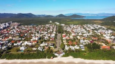 Florianopolis tropik plajı deniz manzaralı, Santa Catarina, Brezilya. Florianopolis tropik plajı deniz manzaralı, Santa Catarina, Brezilya. Florianopolis tropik plajı deniz manzaralı, Santa Catarina, Brezilya.