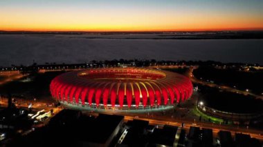 Porto Alegre şehri Rio Grande do Sul 'daki aydınlatılmış futbol stadyumunun gün batımı manzarası. Porto Alegre şehrindeki aydınlatılmış futbol stadyumunun gün batımı manzarası, Rio Grande do Sul, Brezilya. Porto Alegre şehrindeki aydınlatılmış futbol stadyumunun günbatımı manzarası..