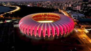Porto Alegre şehri Rio Grande do Sul 'daki aydınlatılmış futbol stadyumunun gün batımı manzarası. Porto Alegre şehrindeki aydınlatılmış futbol stadyumunun gün batımı manzarası, Rio Grande do Sul, Brezilya. Porto Alegre şehrindeki aydınlatılmış futbol stadyumunun günbatımı manzarası..