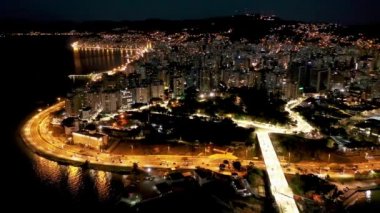 Florianopolis City, Santa Catarina, Brezilya 'daki aydınlık köprü gece hayatı manzarası. Florianopolis City, Santa Catarina, Brezilya' daki aydınlık köprü gece hayatı manzarası. Florianopolis, Santa Catarina, Brezilya 'daki aydınlık köprü gece hayatı manzarası..