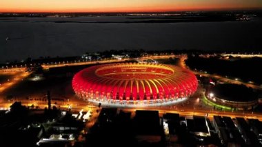 Porto Alegre şehri Rio Grande do Sul 'daki aydınlatılmış futbol stadyumunun gün batımı manzarası. Porto Alegre şehrindeki aydınlatılmış futbol stadyumunun gün batımı manzarası, Rio Grande do Sul, Brezilya. Porto Alegre şehrindeki aydınlatılmış futbol stadyumunun günbatımı manzarası..