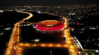 Porto Alegre şehri Rio Grande do Sul 'daki aydınlatılmış futbol stadyumunun gün batımı manzarası. Porto Alegre şehrindeki aydınlatılmış futbol stadyumunun gün batımı manzarası, Rio Grande do Sul, Brezilya. Porto Alegre şehrindeki aydınlatılmış futbol stadyumunun günbatımı manzarası..