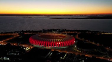 Porto Alegre şehri Rio Grande do Sul 'daki aydınlatılmış futbol stadyumunun gün batımı manzarası. Porto Alegre şehrindeki aydınlatılmış futbol stadyumunun gün batımı manzarası, Rio Grande do Sul, Brezilya. Porto Alegre şehrindeki aydınlatılmış futbol stadyumunun günbatımı manzarası..