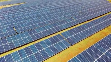 Ekoloji yeşil enerji güneş sisteminin panoramik görüntüsü. Güneş enerjisi panelleri. Ekoloji yeşil enerji güneş sisteminin panoramik görünümü. Güneş enerjisi panelleri. Ekoloji yeşil enerji sistemlerinin panoramik görünümü. Güneş enerjisi panelleri..