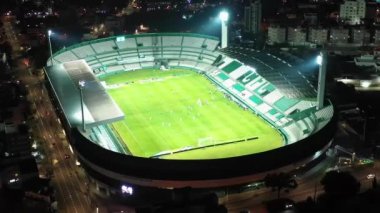 Brezilya 'nın başkenti Parana' daki Curitiba 'daki futbol stadyumunun gece manzarası. Brezilya 'nın başkenti Parana' daki Curitiba 'daki futbol stadyumunun gece manzarası. Curitiba şehir merkezindeki futbol stadyumunun gece manzarası, Parana, Brezilya. 