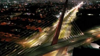 Curitiba şehrinin gece ufuk çizgisi manzarası, Parana, Brezilya. Şehir merkezinde gece hayatı. Curitiba şehri, Parana, Brezilya 'nın gökyüzü manzarası. Şehir merkezinde gece hayatı. Curitiba şehri, Parana, Brezilya 'nın gökyüzü manzarası. Şehir manzarasında gece hayatı.