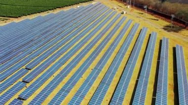 Ekoloji yeşil enerji güneş sisteminin panoramik görüntüsü. Güneş enerjisi panelleri. Ekoloji yeşil enerji güneş sisteminin panoramik görünümü. Güneş enerjisi panelleri. Ekoloji yeşil enerji sistemlerinin panoramik görünümü. Güneş enerjisi panelleri..
