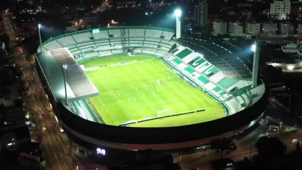ブラジルのパラナ州のダウンタウンのCuritibaのサッカースタジアムの夜景 ブラジルのパラナ州のダウンタウンのCuritibaのサッカースタジアムの夜景 ブラジル パラナ州クリチバのダウンタウンのサッカースタジアムの夜景 — ストック動画