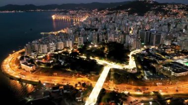 Florianopolis City, Santa Catarina, Brezilya 'daki aydınlık köprü gece hayatı manzarası. Florianopolis City, Santa Catarina, Brezilya' daki aydınlık köprü gece hayatı manzarası. Florianopolis, Santa Catarina, Brezilya 'daki aydınlık köprü gece hayatı manzarası..