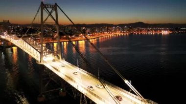 Florianopolis City, Santa Catarina, Brezilya 'daki aydınlık köprü gece hayatı manzarası. Florianopolis City, Santa Catarina, Brezilya' daki aydınlık köprü gece hayatı manzarası. Florianopolis, Santa Catarina, Brezilya 'daki aydınlık köprü gece hayatı manzarası..