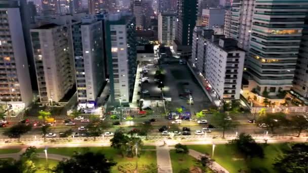 Φωτισμένη Λεωφόρος Στην Παράκτια Πόλη Σάντος Σάο Πάολο Βραζιλία Cityscape — Αρχείο Βίντεο