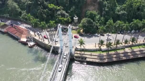 湾の水の上の橋での交通 ブラジルのサンビセンテ ヴィアダクトの湾の水の上の橋での交通 ブラジルのサンビセンテ ビアドゥクトです 湾の水の上の橋での交通 ブラジルのサンビセンテ ビアドゥクトです 湾の水の上の橋での交通 サンビセンテで — ストック動画