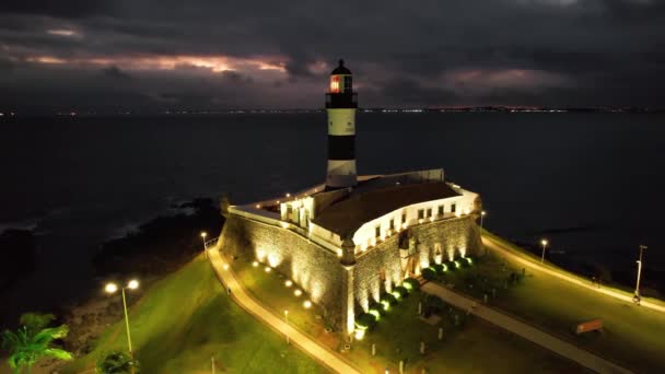 巴西巴伊亚州萨尔瓦多市巴拉灯塔的夜景 巴西巴伊亚州萨尔瓦多市巴拉灯塔的夜景 巴西巴伊亚州萨尔瓦多市Barra灯塔的夜景 — 图库视频影像
