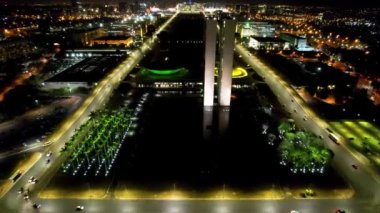Brezilya 'nın Brasilia kentindeki Ulusal Kongreye Gece Görüşü. Brasilia, Distrito Federal, Brezilya' daki Ulusal Kongre 'ye gece görüşü. Kentsel şehrin gece hayatı. Brasilia' daki Ulusal Kongre 'nin gece görüşü..