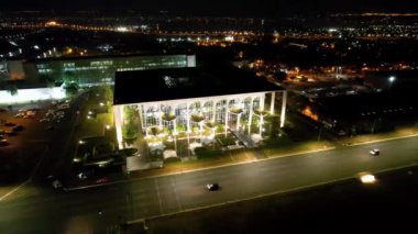 Brezilya 'nın Brasilia kentindeki Ulusal Kongreye Gece Görüşü. Brasilia, Distrito Federal, Brezilya' daki Ulusal Kongre 'ye gece görüşü. Kentsel şehrin gece hayatı. Brasilia' daki Ulusal Kongre 'nin gece görüşü..