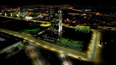Brezilya 'nın Brasilia kentindeki Ulusal Kongreye Gece Görüşü. Brasilia, Distrito Federal, Brezilya' daki Ulusal Kongre 'ye gece görüşü. Kentsel şehrin gece hayatı. Brasilia' daki Ulusal Kongre 'nin gece görüşü..