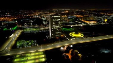 Brezilya 'nın Brasilia kentindeki Ulusal Kongreye Gece Görüşü. Brasilia, Distrito Federal, Brezilya' daki Ulusal Kongre 'ye gece görüşü. Kentsel şehrin gece hayatı. Brasilia' daki Ulusal Kongre 'nin gece görüşü..