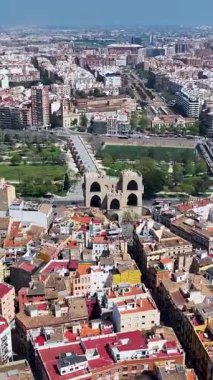 Valence Community İspanya 'daki Serranos Kuleleri. Ortaçağ Binaları Sahnesi. Şehir merkezindeki şehir manzarası. Valence Community İspanya 'da Valencia. Kültür Mirası Skyline. Şehir Sahnesi.