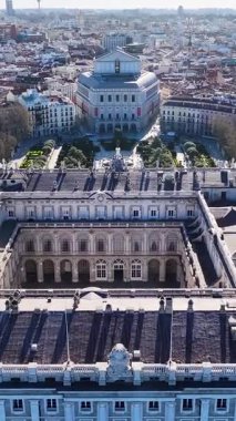 Madrid Kraliyet Sarayı Comunidad De Madrid İspanya. Ortaçağ Şehir Sahnesi. Kraliyet Tiyatrosu. Madrid Comunidad De Madrid İspanya 'da. Güzel Bahçe. Oriente Meydanı Skyline.