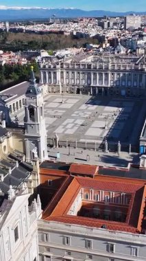Madrid İspanya Topluluğunda Madrid Kraliyet Sarayı. Ortaçağ Binaları manzarası. Şehir merkezinde. Capital City Sahnesi. İspanya 'daki Madrid Kraliyet Sarayı. Güzel Şehir Manzarası.