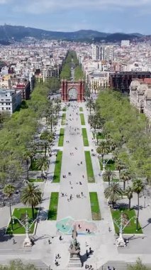Katalonya 'da Barcelona' da Arc De Triomf. Doğa Parkı Sahnesi. Şehir merkezinde. Barselona Katalonya İspanya 'da. Kültür Mirası Skyline. Bahçe Sahnesi.