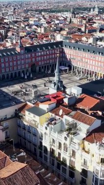 Madrid 'deki Madrid Belediye Başkanı De Madrid' de. Plaza Belediye Başkanı Sahnesi. Şehir merkezindeki şehir manzarası. Madrid Comunidad De Madrid İspanya 'da. Dışarıdaki sahil yolunda. Tarihi Yer Skyline.