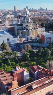 Madrid 'deki Madrid Skyline İspanya Topluluğunda. Kraliyet Sarayı Peyzajı. Şehir merkezinde. Santa Maria Katedrali. İspanya 'da Madrid Skyline. Güzel Şehir Manzarası.